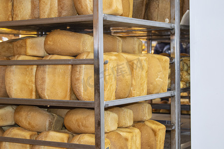 迷你面包店里有很多现成的新鲜面包，热面包架，面包店生意，文字空间