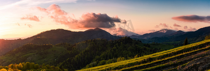 起源摄影照片_日落时的群山全景