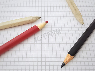 方格作文纸摄影照片_在一张空白的方格纸上的铅笔