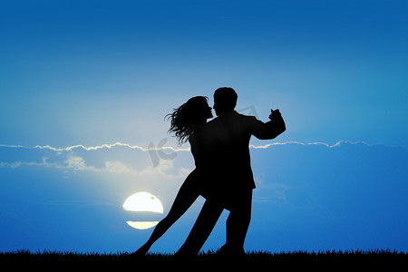 情侣在日落时跳舞探戈