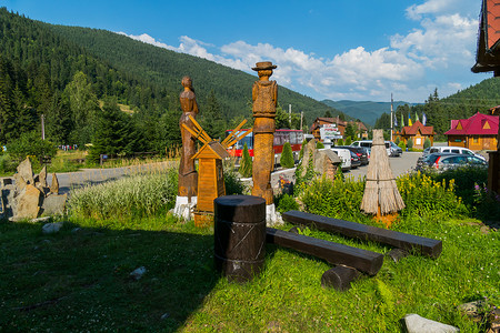酒店附近的博览会，有木雕和其他民族风格的传统物品