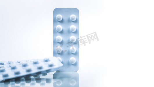 禁忌症摄影照片_秋水仙碱 0.6 毫克片剂，在白色背景下隔离的耐光包装中。