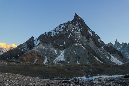 从巴基斯坦 K2 K2 大本营的 Concordia 营地看日落时喀喇昆仑山脉的斜切峰。