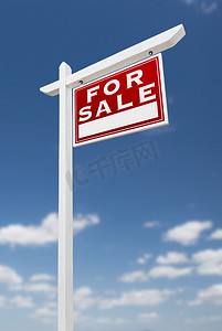 房地产蓝色广告摄影照片_在蓝天白云上的右侧出售房地产标志