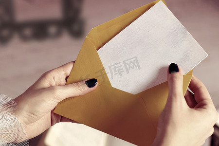 特写女性手打开信封与样机名片，空白信