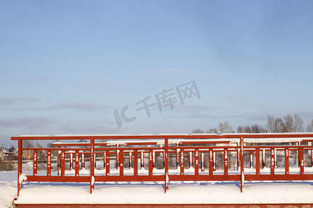 雪天河上的红桥