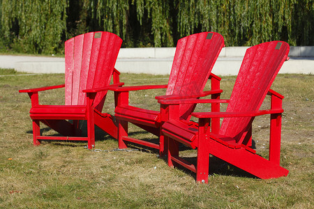 草地上的红色木制花园椅