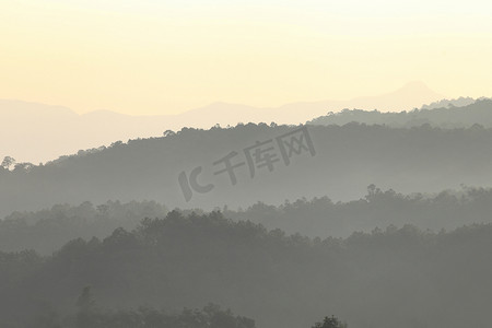 夕阳下的山