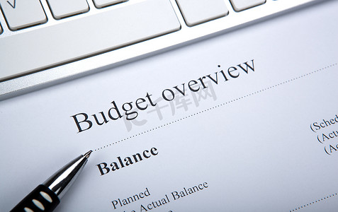 带有标题预算概览和键盘的文档