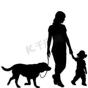 女人带着孩子和狗的剪影