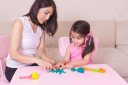 可爱的创意的摄影照片_妈妈和可爱的小女孩一起玩橡皮泥