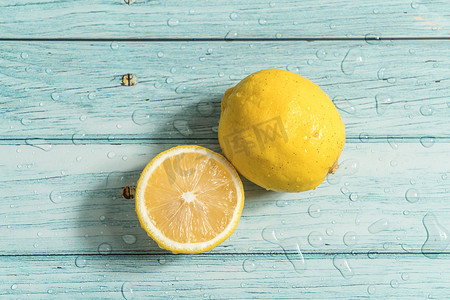 蓝桌上的水果柠檬，凉爽的浅色背景