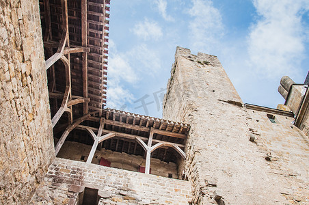 紫天空摄影照片_法国中世纪城市卡尔卡松的城墙