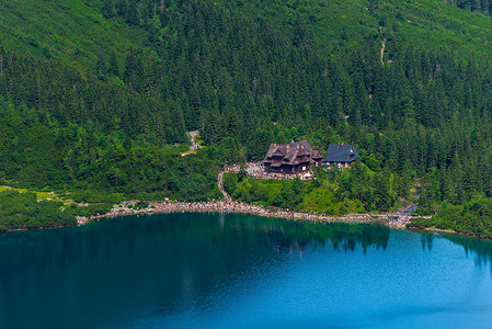 塔特拉山的 Morskie Oko 湖岸，岸边的游客