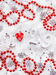 圣诞节和新年背景与数字 2019，红心和装饰品和灯泡。
