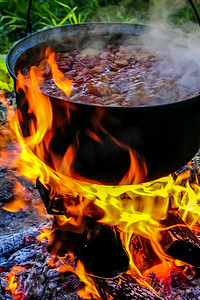 在篝火上用锅煮汤。