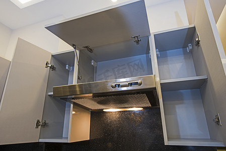 现代公寓厨房带抽风机的橱柜