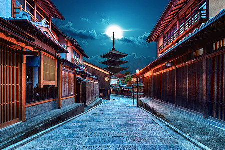 日本京都的八坂塔和三年坂街。