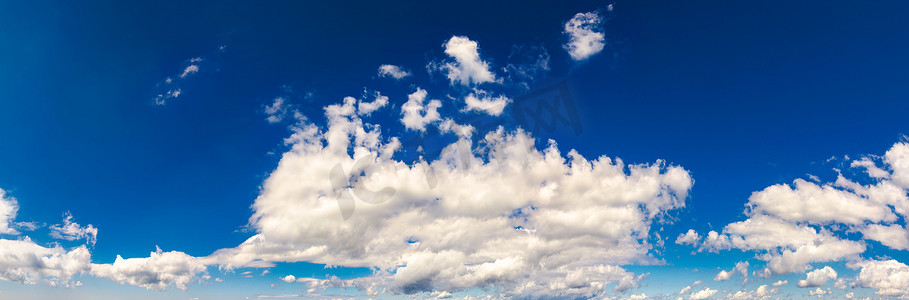 蔚蓝的夏日天空上华丽的云景全景