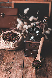 粗麻布装饰的咖啡研磨机、咖啡粉和咖啡豆