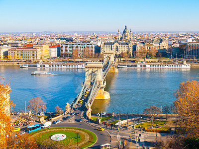 匈牙利布达佩斯著名的多瑙河链桥和圣斯蒂芬大教堂