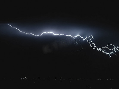 暴雨雷电摄影照片_天空中的闪电。