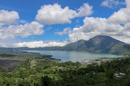 巴图尔摄影照片_印度尼西亚巴厘岛阿邦山下巴图尔火山火山口的高山湖泊。