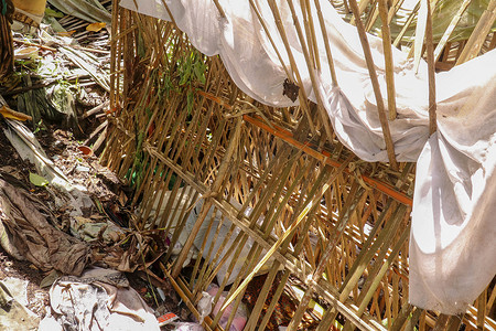 竹签摄影照片_Terunyan 村墓地中的竹签墓。