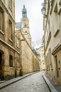 巴黎安静的铺砌街道和教堂