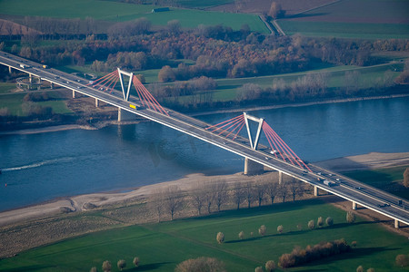 夏末靠近杜塞尔多夫的德国莱茵河大桥