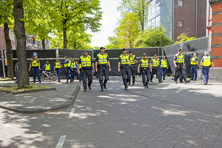 部队摄影照片_荷兰阿姆斯特丹-2019 年 5 月 16 日：来自网络的警察部队