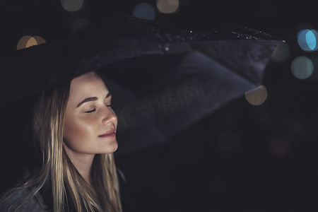 享受雨夜的女人