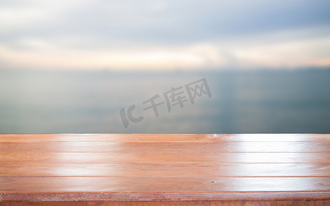 有海背景的老空的木桌面