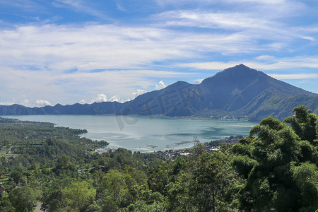 巴图尔摄影照片_印度尼西亚巴厘岛阿邦山下巴图尔火山火山口的高山湖泊。