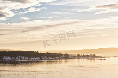 在寒冷的冬日欣赏奥斯陆峡湾