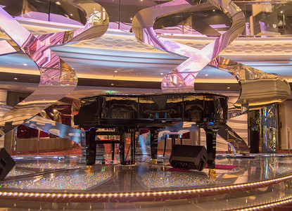 2018 年 10 月 8 日，在邮轮 MSC Meraviglia 上，豪华闪闪发光的内饰配有三角钢琴和镶有水钻的地板