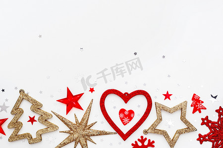 发光的星形摄影照片_圣诞节和新年背景与闪闪发光的杉树、心脏、雪花和星形五彩纸屑。
