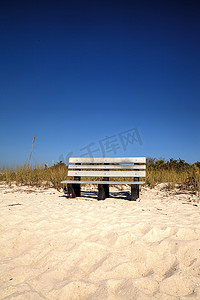 诺威摄影照片_Delnor-Wiggins Pass 州白色沙滩上的木凳