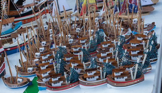 模型船摄影照片_一套五颜六色的小模型船