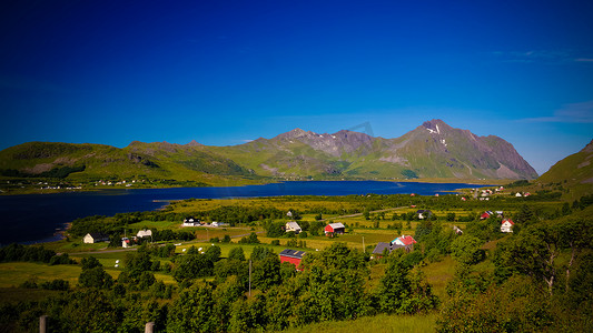 从挪威罗弗敦 Vestvagoy 岛的 Torvdalshalsen 观景台欣赏 Bostad 村和 Borgpollan 峡湾的全景