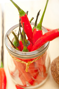 玻璃罐上的红辣椒