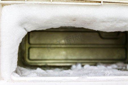 冰箱的冰柜里装满了大量的冰，因为