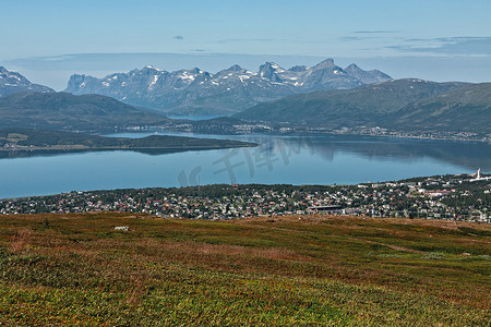 特罗姆瑟摄影照片_挪威特罗姆瑟的山景和峡湾