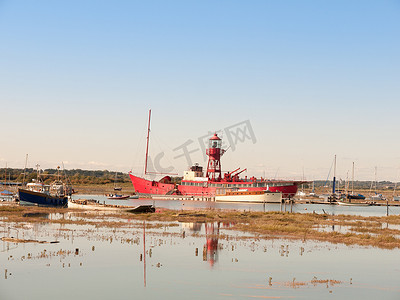 大红色救生艇停泊在出海口托尔斯伯里马尔登