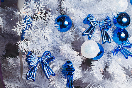 装饰圣诞树、玩具和盒装礼物
