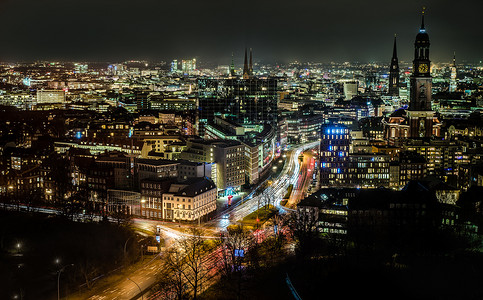 汉堡城市夜景，圣迈克尔教堂钟楼