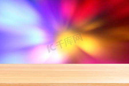 有趣桌面摄影照片_木板在灯光粉色红色蓝色多色散景背景上，空木桌地板在五颜六色的豪华夜晚抽象灯散景，木桌板空前夜灯多彩有趣的派对