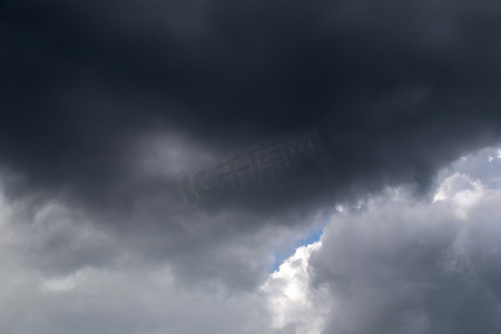 在雨和雷暴前与风雨如磐的云彩的剧烈的天空