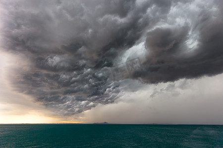 风暴的剧烈的天空快速地接近，意大利，欧洲