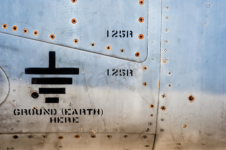 老式战斗机中的接地电符号
